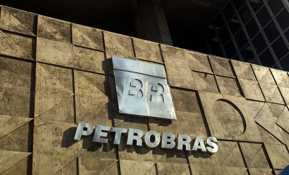  Petrobras reduz preço da gasolina nas refinarias para R$ 1,99