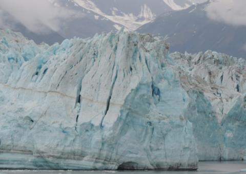 Iceberg gigante se aproxima de vilarejo e pode causar tsunami 