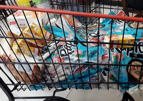 Procon apreende mais de 20 kg de carne estragada e itens vencidos em supermercado de Manaus