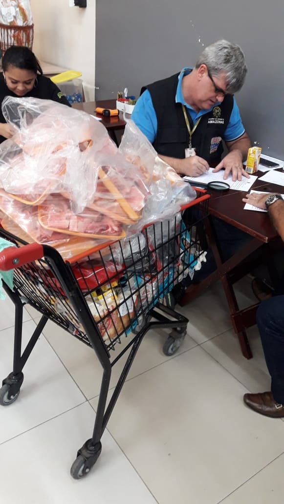 Procon apreende mais de 20 kg de carne estragada e itens vencidos em supermercado de Manaus