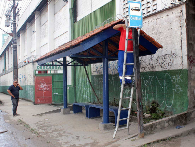 Prefeitura revitaliza abrigos de ônibus em avenidas de Manaus