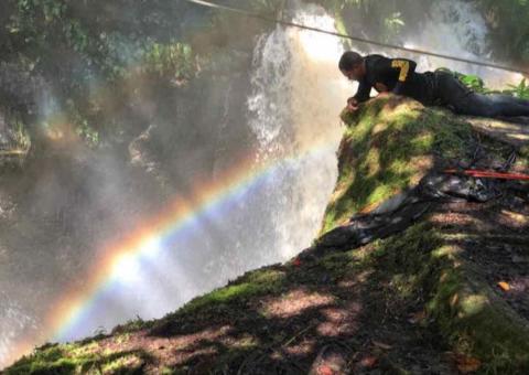 Bombeiros trocam efetivo e continuam buscas por turista que caiu em cachoeira no Amazonas