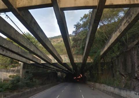 Assaltantes matam empresário com um tiro dentro de carro em túnel