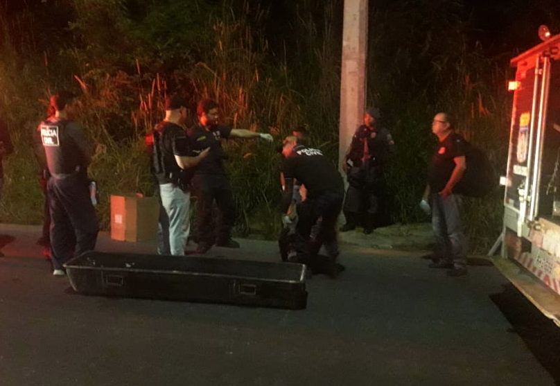 Com mãos amarradas para trás, corpo de homem é largado em rua de Manaus