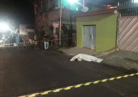 Homem é executado a tiros na frente de casa em Manaus