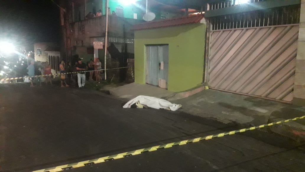 Homem é executado a tiros na frente de casa em Manaus