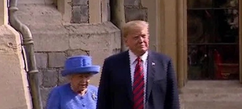 Trump comete gafes em encontro com Rainha Elizabeth e vídeo viraliza 