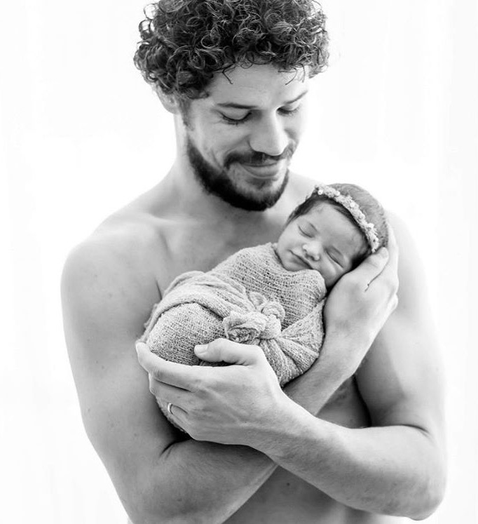 José Loreto derrete fãs com foto com a filha Bella no colo