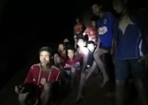 Mergulhador diz que encontrou meninos na caverna pelo cheiro e revela detalhes