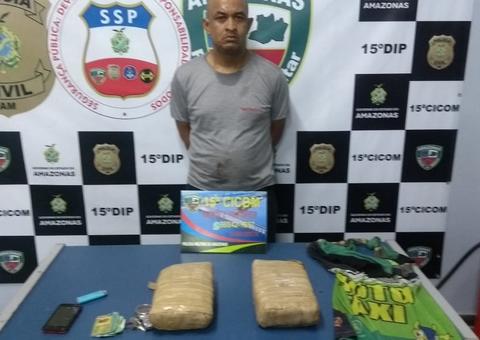 Homem é preso ao deixar cair pacotes com drogas na frente de delegacia em Manaus