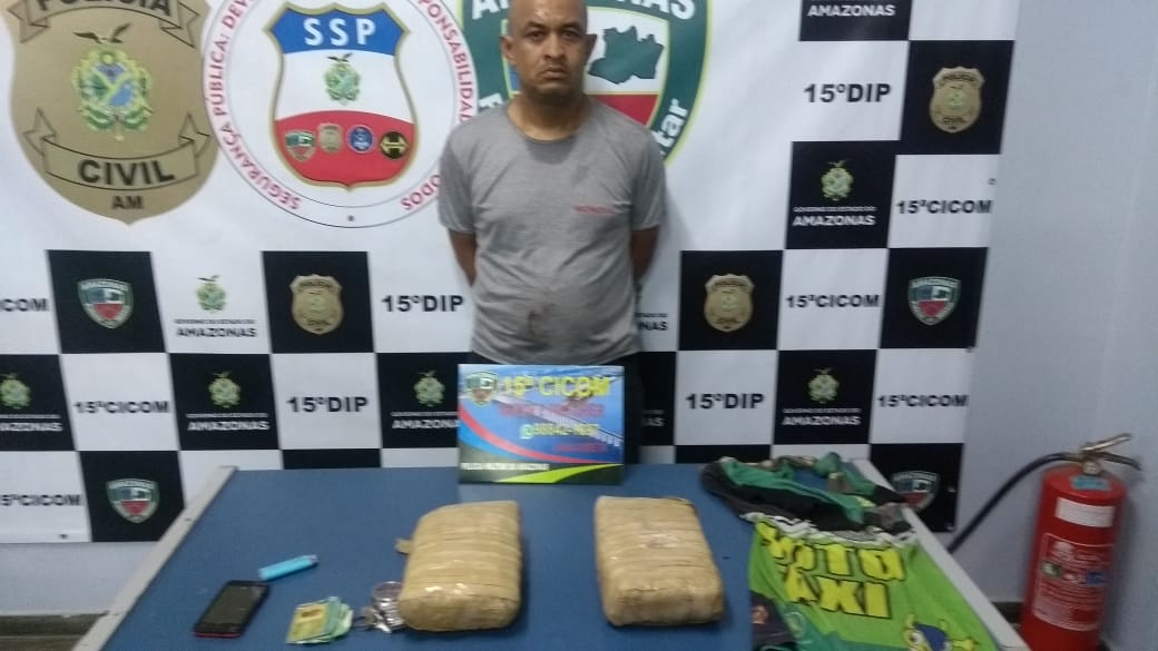 Homem é preso ao deixar cair pacotes com drogas na frente de delegacia em Manaus