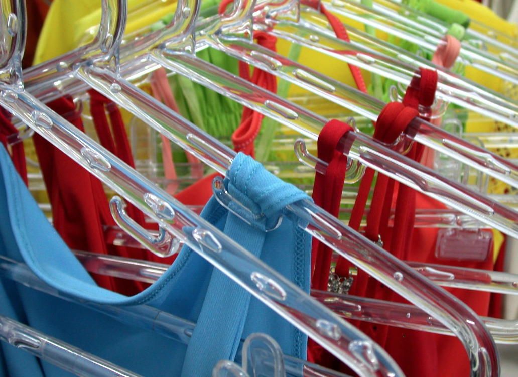 Vendedor é pego no flagra filmando clientes trocando roupas em provador