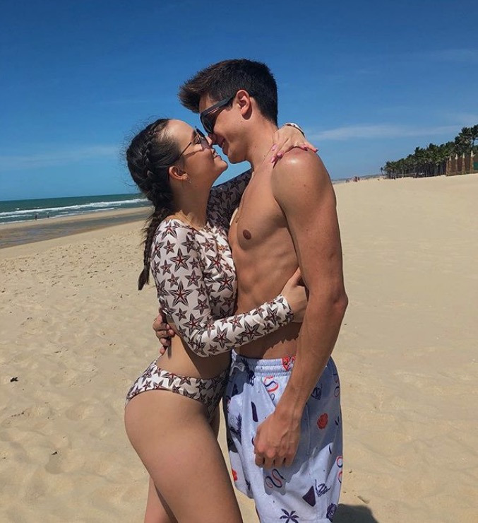 Larissa Manoela comemora 7 meses de namoro com declarações