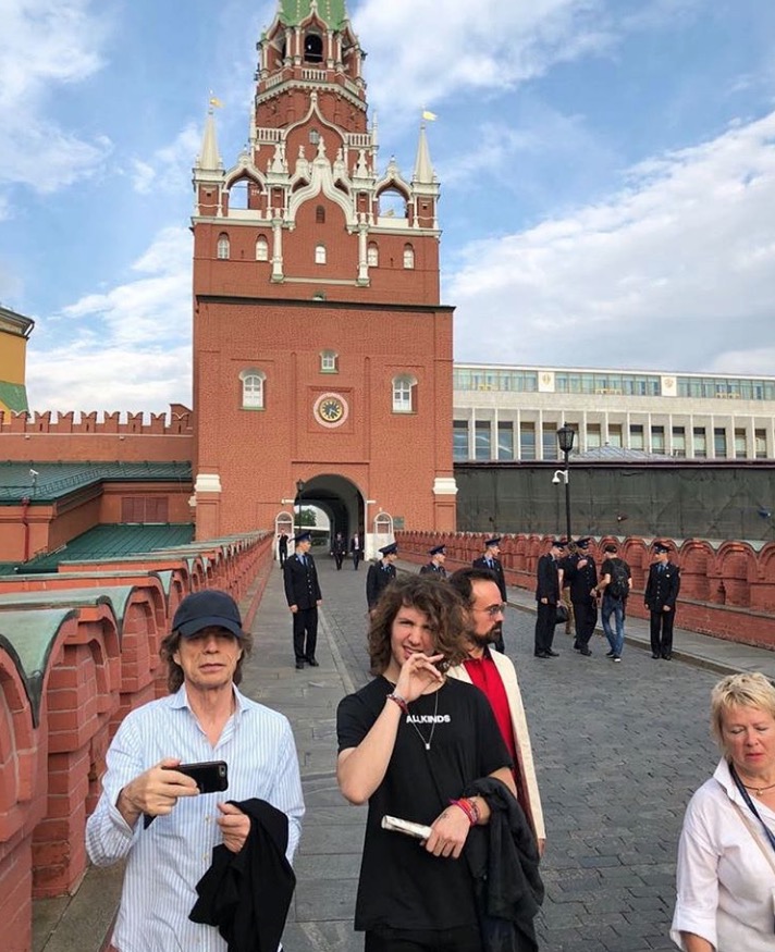  Mick Jagger passeia pela Rússia com filho brasileiro, Lucas