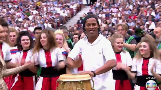 Ronaldinho Gaúcho vira meme absoluto após cena aleatória na Copa do Mundo
