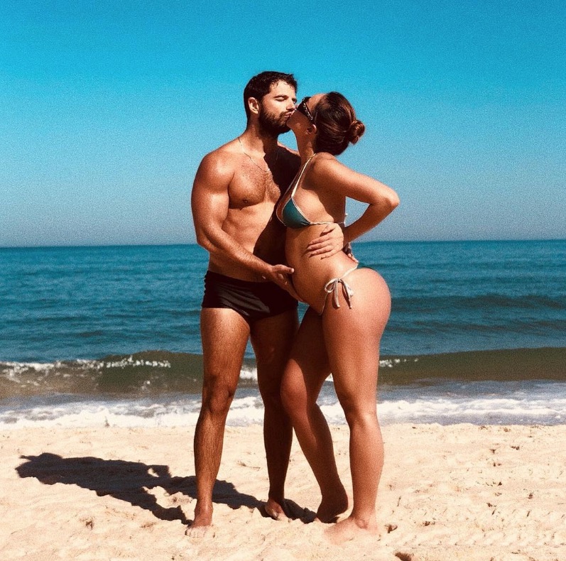 Sabrina Sato exibe barrigão de gravidez em foto na praia