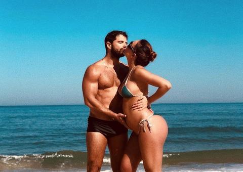  Sabrina Sato exibe barrigão de gravidez em foto na praia