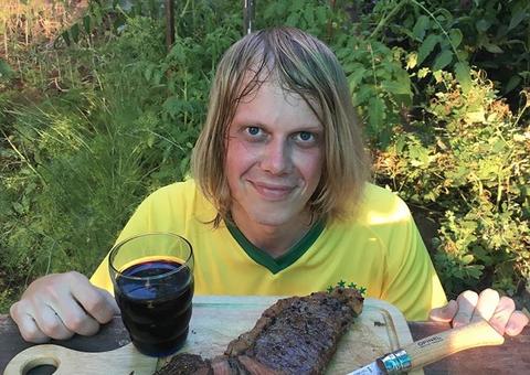 Com camisa do Brasil, 'torcedor misterioso' faz churrasco e manda mensagem  