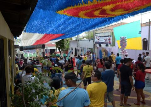 Manauaras vibram por Croácia enquanto professor torce sozinho para França nas Ruas da Copa