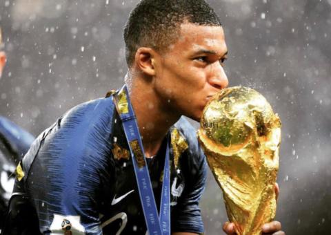 Pelé manda recado para Mbappé e brinca sobre recordes 'vou ter que tirar poeira da chuteira'