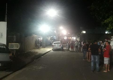 Homem é morto com vários tiros em bar de Manaus