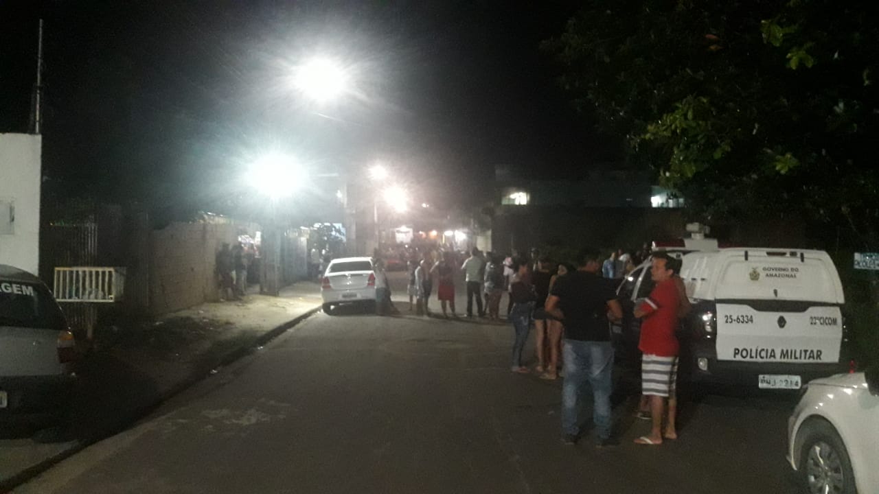 Homem é morto com vários tiros em bar de Manaus