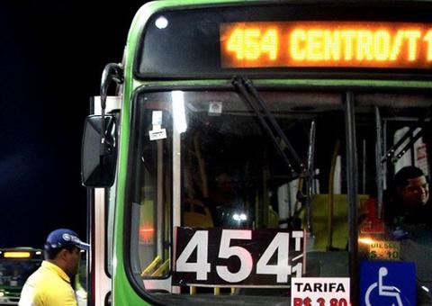 Passageiros de ônibus reagem a assalto e espancam suspeito em Manaus