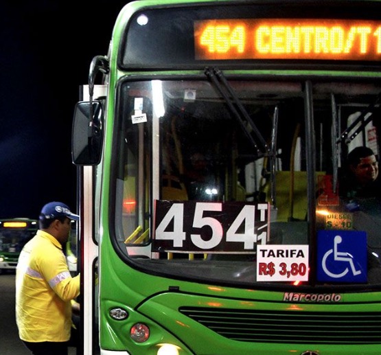 Passageiros de ônibus reagem a assalto e espancam suspeito em Manaus