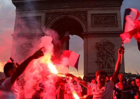 Comemoração francesa termina com duas mortes, dezenas de feridos e quase 300 presos  