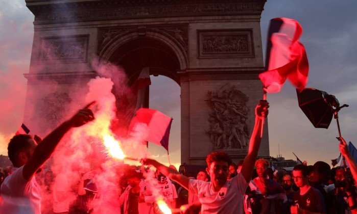 Comemoração francesa termina com duas mortes, dezenas de feridos e quase 300 presos  