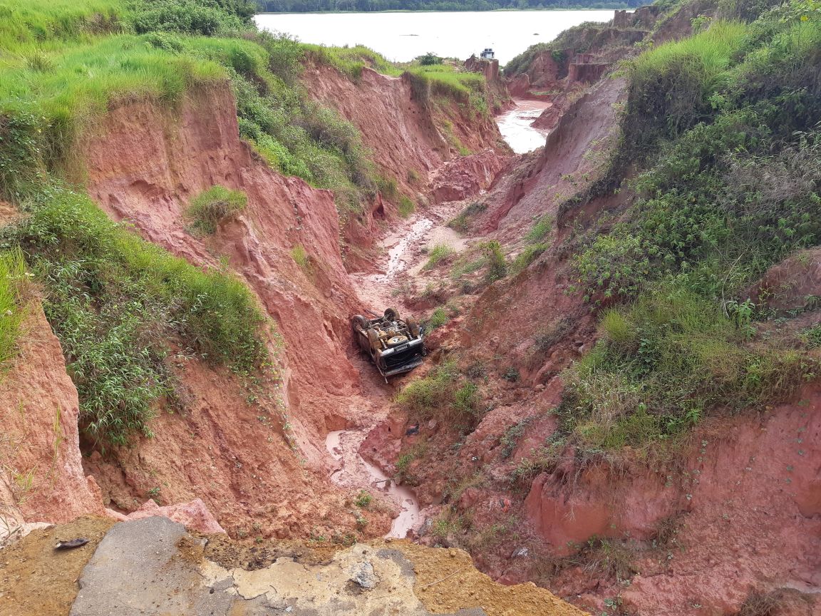 Homem morre e outros dois ficam feridos após carro cair em barranco no Amazonas