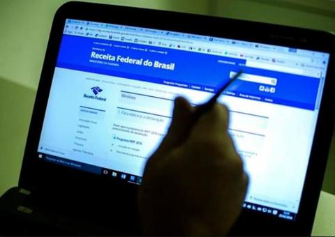 Mais de 3,3 milhões de contribuintes recebem hoje restituição do IR