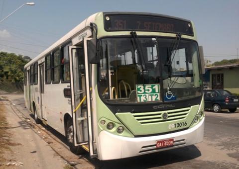 Em Manaus, mulheres brigam dentro de ônibus por causa de espaço e confusão quase termina em tragédia