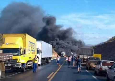 9 pessoas morrem e 84 ficam feridas após carreta pegar fogo e causar engavetamento na BR-251