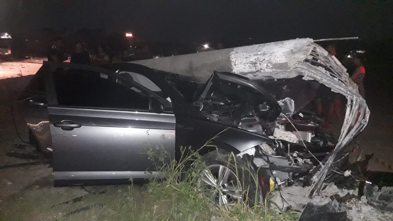 Trio é preso suspeito de roubar carro e derrubar poste durante fuga em Manaus