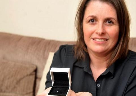 Mulher se choca ao encontrar 'diamante' dentro de ovo de galinha