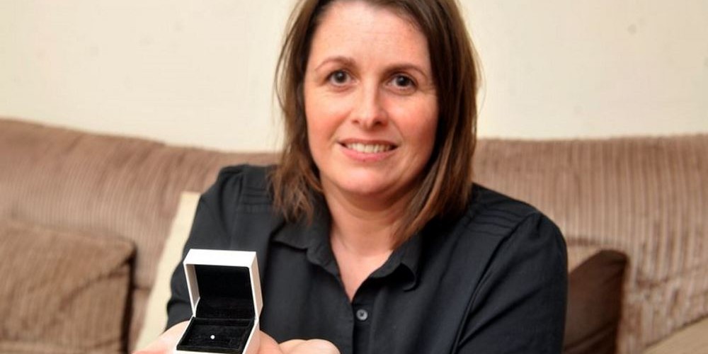 Mulher se choca ao encontrar 'diamante' dentro de ovo de galinha