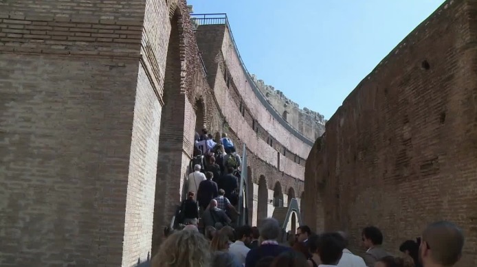 Brasileiro é denunciado na Itália por vandalismo no Coliseu