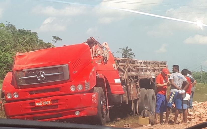 Acidente grave com caminhão na AM-070 deixa três pessoas feridas 