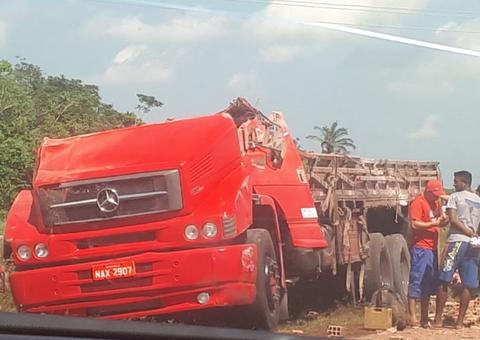 Acidente grave com caminhão na AM-070 deixa três pessoas feridas 
