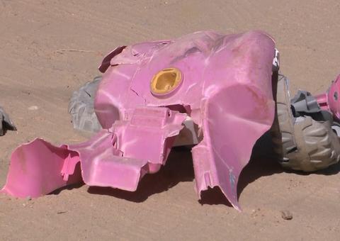 Criança é atropelada por caminhão ao cair de triciclo