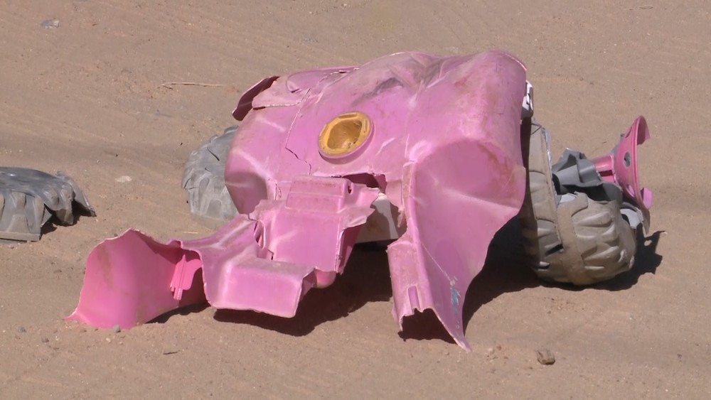 Criança é atropelada por caminhão ao cair de triciclo