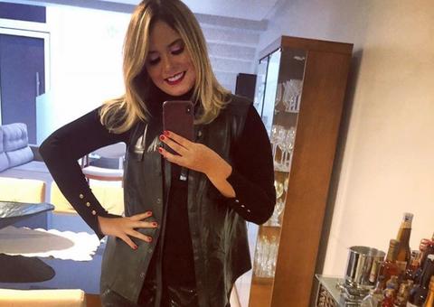 Após perder 20kg, Marília Mendonça levanta blusa para rebater acusação de photoshop