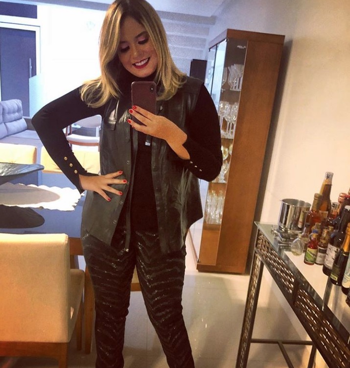 Após perder 20kg, Marília Mendonça levanta blusa para rebater acusação de photoshop