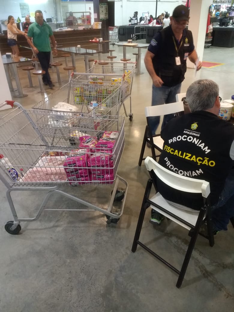 Procon apreende mais de 100 produtos irregulares em supermercado de Manaus