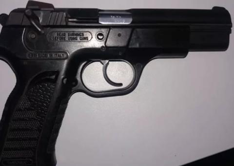 Jovem armado invade diretoria de escola para defender namorada e acaba detido em Manaus