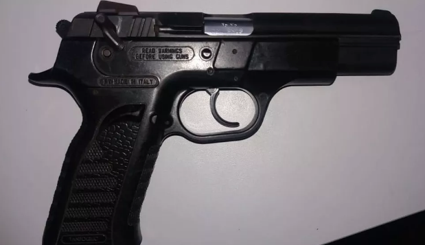 Jovem armado invade diretoria de escola para defender namorada e acaba detido em Manaus