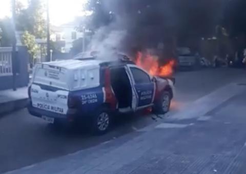 Em plena luz do dia, viatura da PM é consumida pelo fogo na frente do IEA