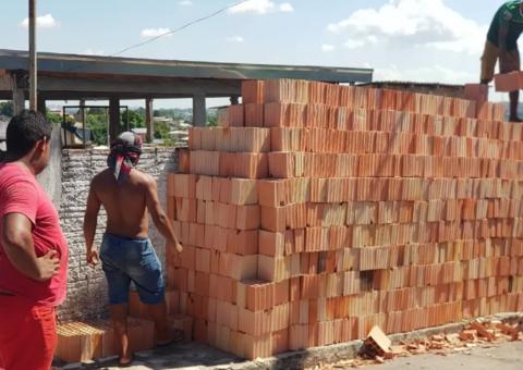 Dois homens são presos suspeitos de aplicarem golpes com vendas de tijolos em Manaus