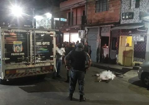 Integrantes de carro preto perseguem e executam homem com 14 tiros em Manaus